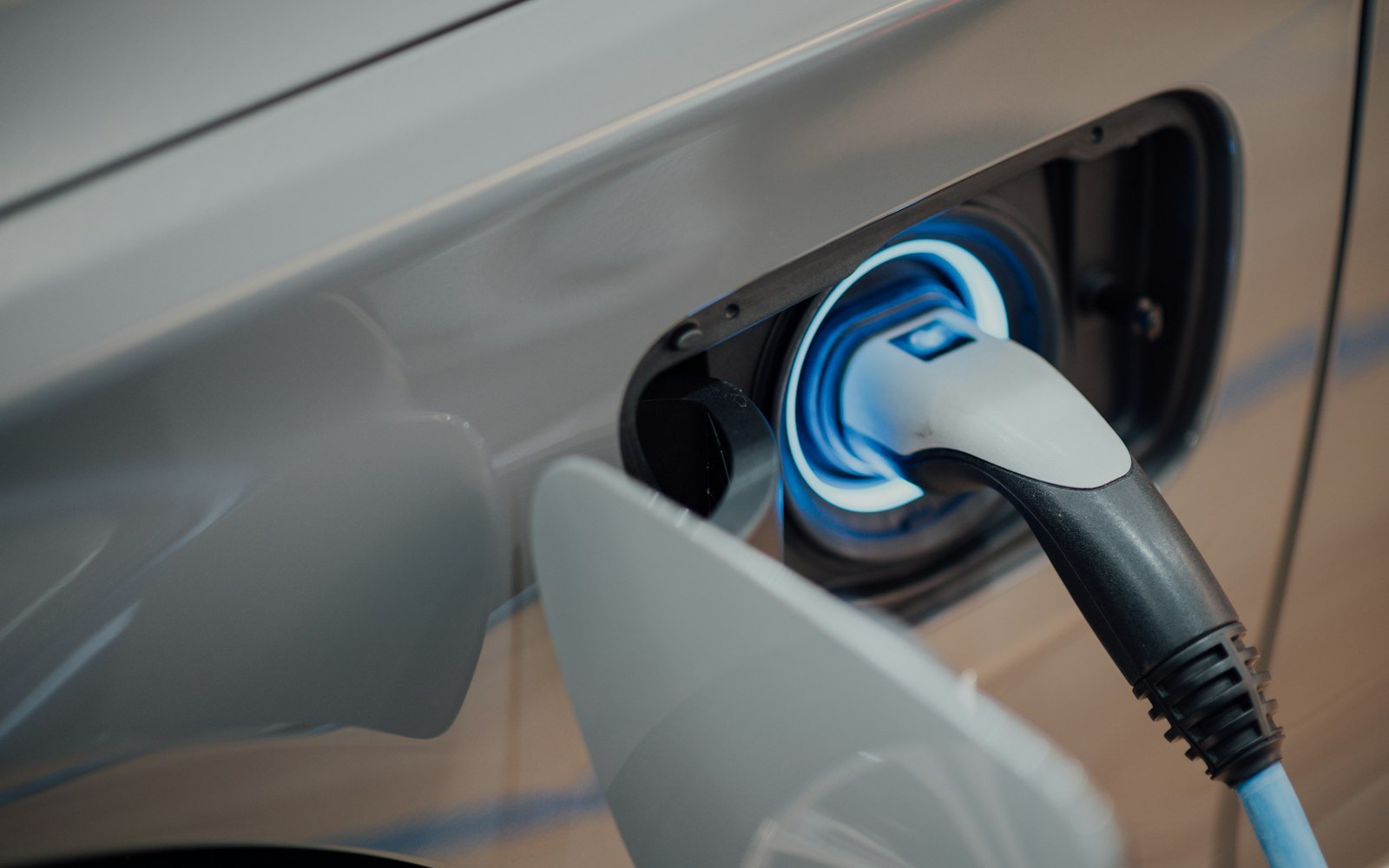 Pale Blue Voyager Buying Guide: USB-C 1.5V AA and AAA Cells for US Drawers